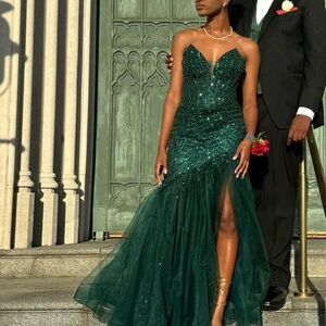 Emerald green prom dress, size 6!